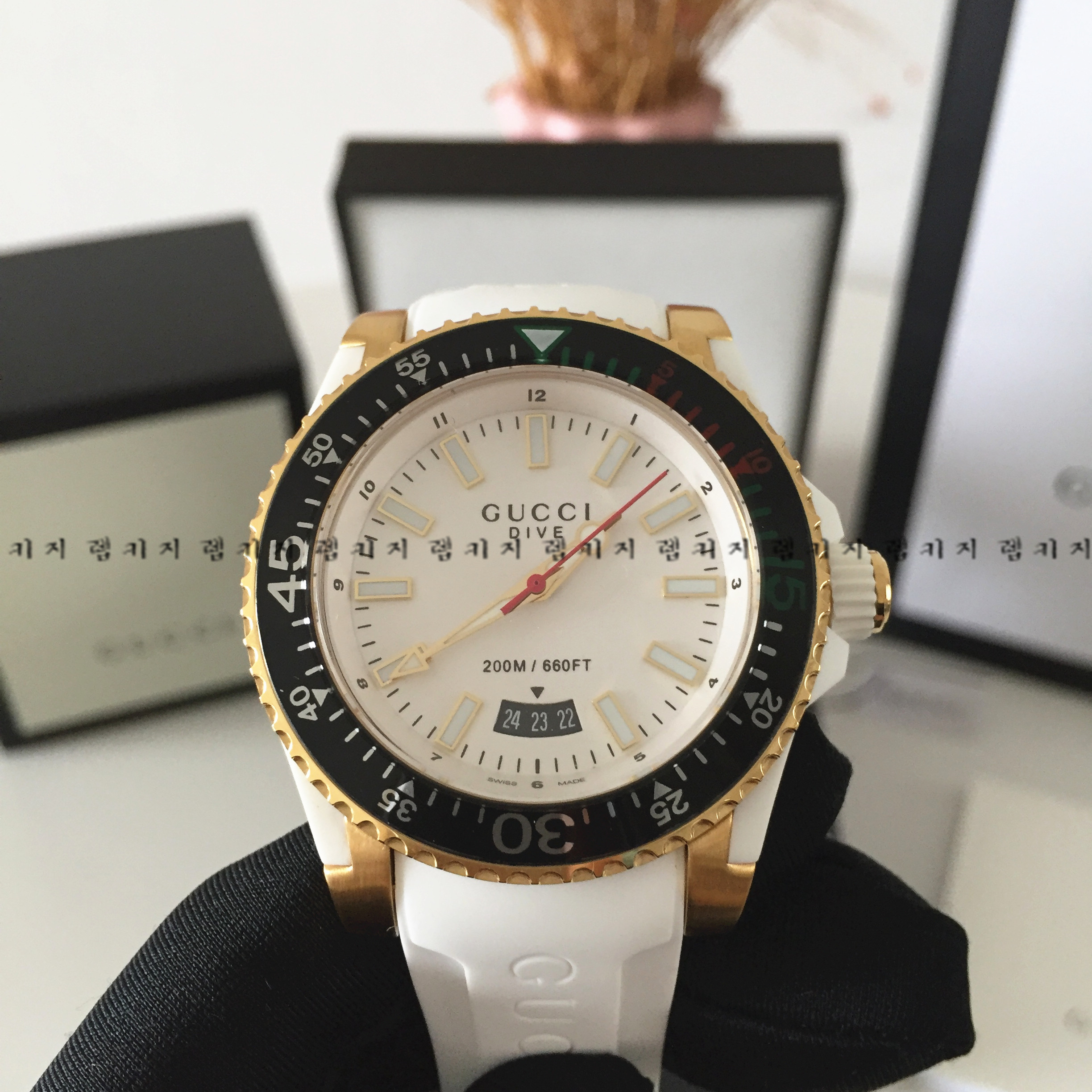 구찌 G 타임리스 다이브 화이트다이얼 우레탄시계